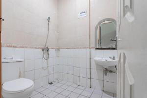 Bagno di RedDoorz Plus At Hotel Sofia Pangandaran