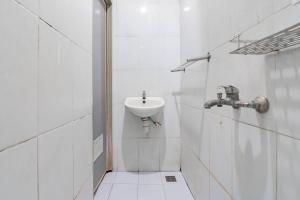 Bagno di RedDoorz Plus At Hotel Sofia Pangandaran
