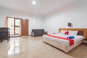 Letto o letti in una camera di RedDoorz Plus At Hotel Sofia Pangandaran