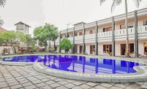 Der Swimmingpool an oder in der Nähe von RedDoorz Plus At Hotel Sofia Pangandaran
