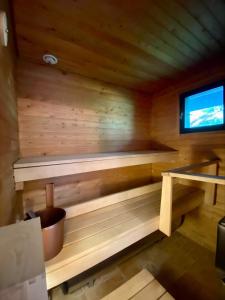 a room with a sauna with a tv in it at Himos Mökki in Jämsä