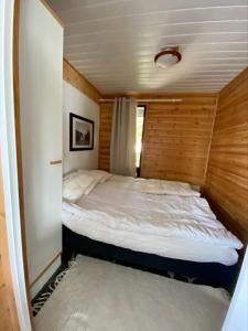- une chambre avec un lit dans une petite pièce dans l'établissement Himos Mökki, à Jämsä