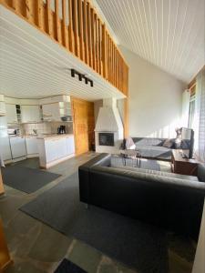 sala de estar con sofá y cocina en Himos Mökki en Jämsä