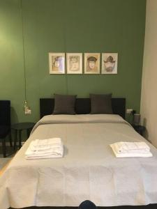 sypialnia z dużym łóżkiem z ręcznikami w obiekcie casa SorrisiEsoGni w Cagliari