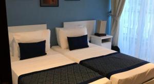 Llit o llits en una habitació de Trincomalee Ocean Front Condos