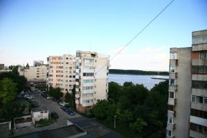 vistas a una ciudad con edificios y un río en Studio Clasic, en Galaţi