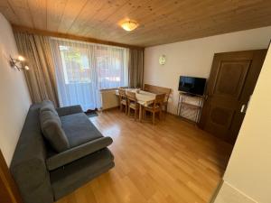 a living room with a couch and a table at Gästehaus Edelweiss in Reith bei Seefeld