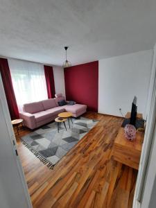 uma sala de estar com um sofá e uma mesa em apartman Magnolia em Sarajevo