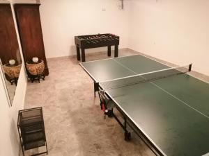 Stolní tenis v ubytování Villa Legacy nebo okolí