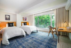 Tempat tidur dalam kamar di The 108 Hotel