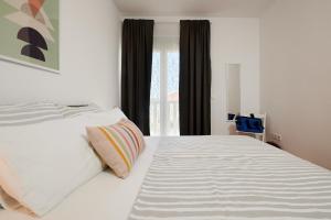 Säng eller sängar i ett rum på Apartments Toni with sea view