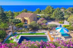 Bazén v ubytování Villa Desirée - Scopello-Villas nebo v jeho okolí