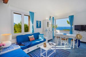 TV a/nebo společenská místnost v ubytování Villa Desirée - Scopello-Villas