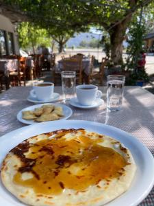 un tavolo con un piatto di cibo sopra di To Exari a Omalos