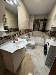 Ένα μπάνιο στο Grand Veranda Apartment +53 φωτογραφίες