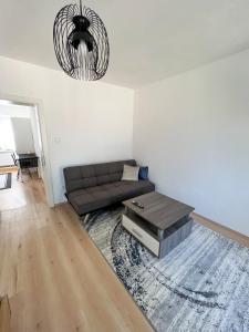 Apartment in Gmunden في غموندين: غرفة معيشة مع أريكة وطاولة