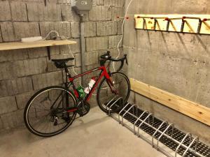 una bicicleta estacionada junto a una pared de ladrillo en Zimmervermietung Ackersand en Stalden