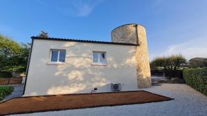 Casa blanca con chimenea de piedra en La tour de Lézan en Lèzan