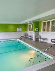 The swimming pool at or close to Holiday Inn Express Indianapolis - Fishers, an IHG Hotel