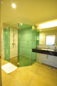 La salle de bains est pourvue d'une douche en verre et d'un lavabo. dans l'établissement 42C The Chic Hotel, à Nakhon Sawan
