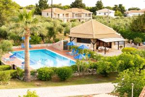uma vista aérea de uma piscina num resort em Ionio Holidays Katerina Apartments em Vasilikos