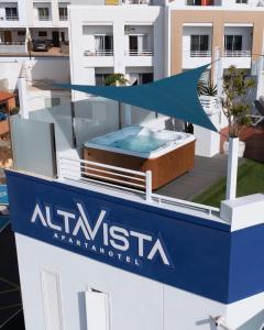 ALTAVISTA APARTAHOTEL - Adults only في مورو جابل: علامة على جانب المبنى