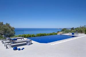 Plateies的住宿－Casa Assisi Luxury New Villa with Private Pool，海景游泳池