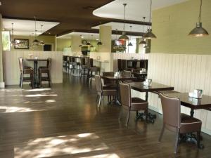 a dining room with tables and chairs in a restaurant at AGH Canet in Canet de Berenguer