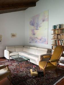 a living room with a white couch and a coffee table at Apartment in erster Seelinie in Morcote in Morcote