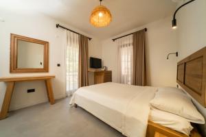 Postel nebo postele na pokoji v ubytování Zümrüt Çıralı Boutique Hotel