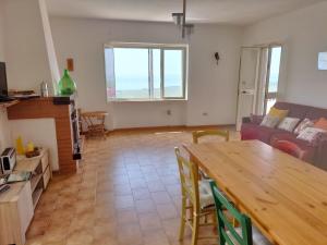 Zdjęcie z galerii obiektu La veranda sul golfo w mieście Monte SantʼAngelo