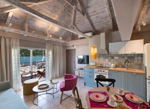 a kitchen and living room with a table and chairs at Marifenia in Vlikhón