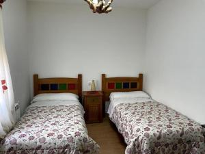 里奧帕爾的住宿－La casita de Riópar，卧室内两张并排的床