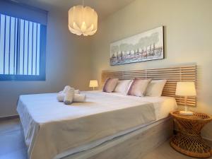 เตียงในห้องที่ Antilia Terraces 3 Apartment -6309