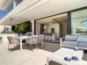 Antilia Terraces 3 Apartment -6309 في مار ذي كريستال: فناء مع طاولة وكراسي وأريكة