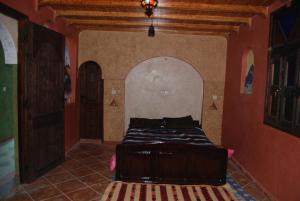 a bedroom with a bed in the middle of a room at Gite Kasbah Tiznit in Tiznit