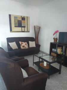 un soggiorno con divano e tavolino da caffè di CASA TITO JOSE a Valle de Abdalagís