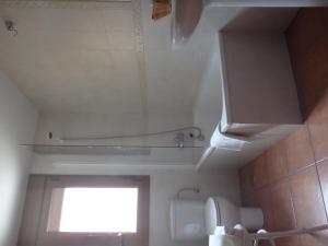 łazienka z toaletą i oknem w obiekcie Guest House Joaco w mieście Mansilla Mayor