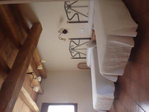 una habitación con un montón de toallas colgando del techo en Guest House Joaco, en Mansilla Mayor