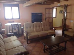 a living room with a couch and chairs and a table at Guest House Joaco in Mansilla Mayor