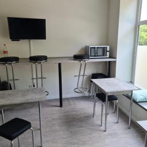 a room with a table and chairs and a microwave at Altstadt Hostel Bremen in Bremen