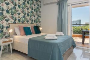 um quarto com uma cama com toalhas em Mi Capricho Playa Marbella em Sitio de Calahonda