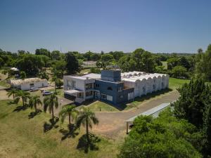 巴拉那的住宿－Hotel Posta del Sol Paraná，棕榈树建筑的空中景观