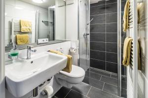 ein Badezimmer mit Waschbecken, Toilette und Dusche in der Unterkunft Schippershuus 08 in Norderney