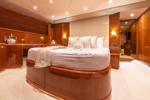 Giường trong phòng chung tại Euphoria Luxury Yacht including Full Day Charter for up to12 guests