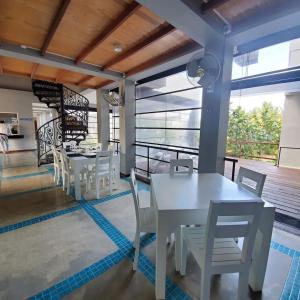 Trincomalee Ocean Front Condos tesisinde bir restoran veya yemek mekanı