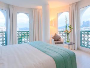 Rúm í herbergi á Al Mandari Hôtel Tétouan