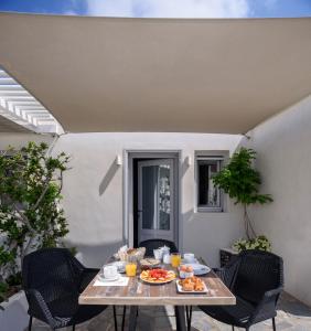 une table avec de la nourriture et des boissons sur une terrasse dans l'établissement Strogili, à Oia