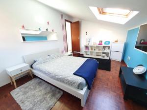 una camera con un grande letto blu e bianco di Cabedelo Beach House a Viana do Castelo