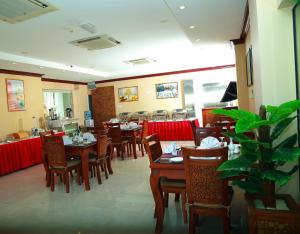 una sala da pranzo con tavoli e sedie in un ristorante di ROYAL HOTEL a Mascate